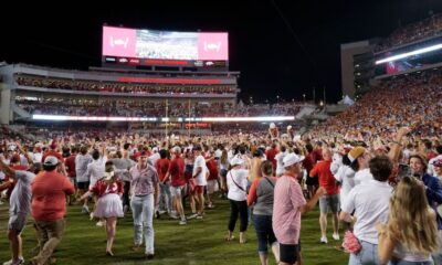 Arkansas OK’s field rushing — after 3-minute delay