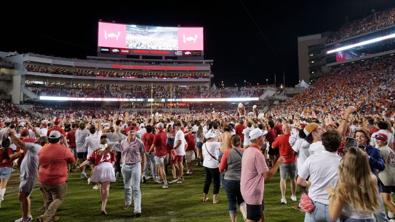 Arkansas OK’s field rushing — after 3-minute delay Arkansas OK’s field rushing — after 3-minute delay