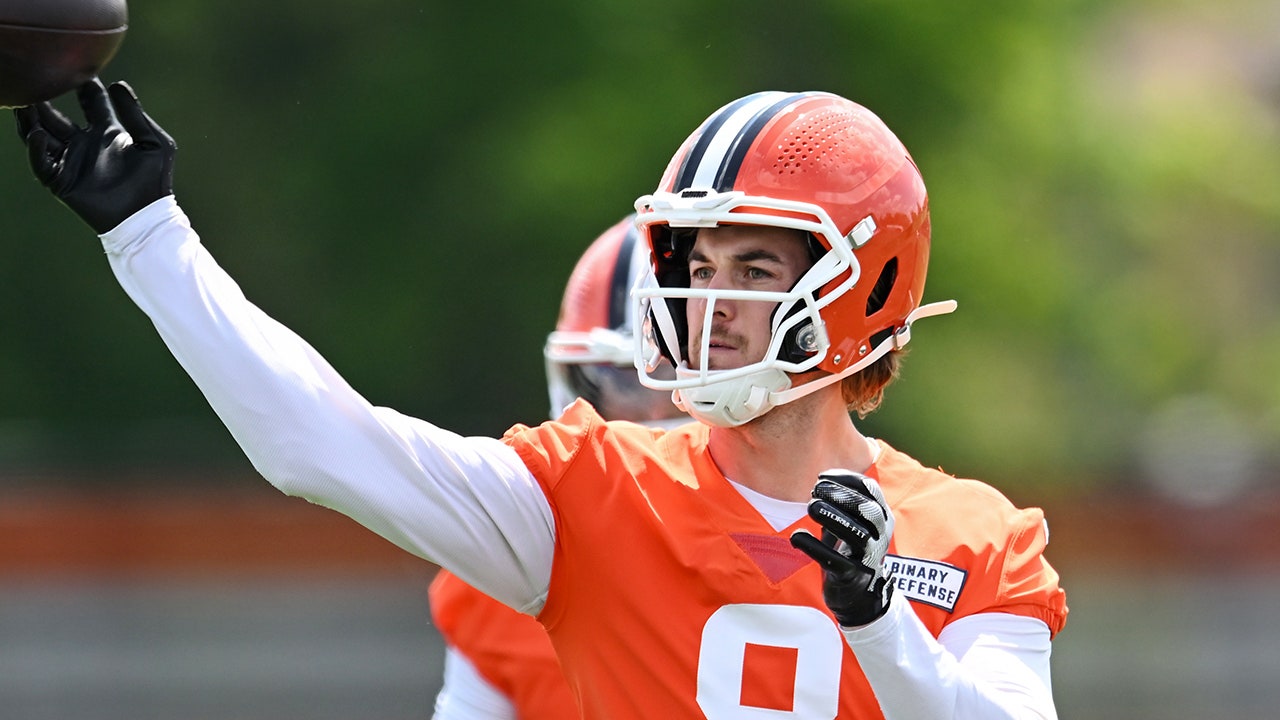 Browns make stunning Kenny Pickett trade to Raiders as backup quarterback role remains wide open Browns make stunning Kenny Pickett trade to Raiders as backup quarterback role remains wide open