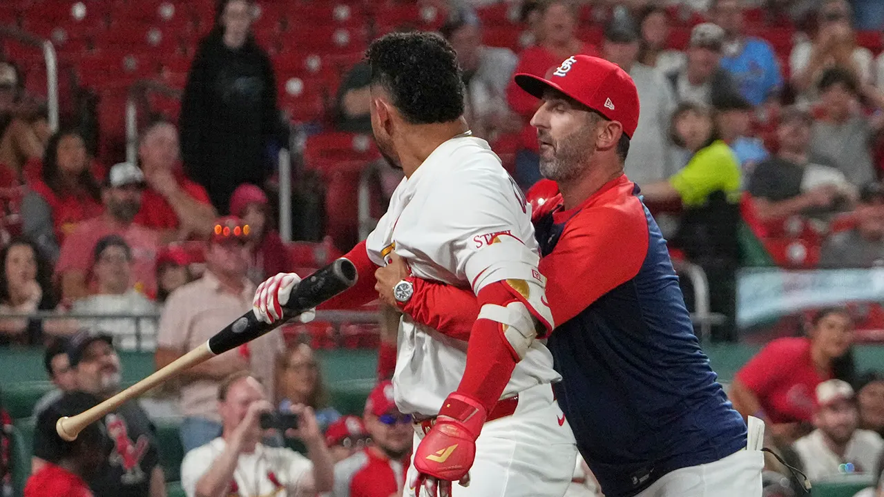 Cardinals’ Willson Contreras tosses bat at own coach as he erupts at umpire Cardinals’ Willson Contreras tosses bat at own coach as he erupts at umpire