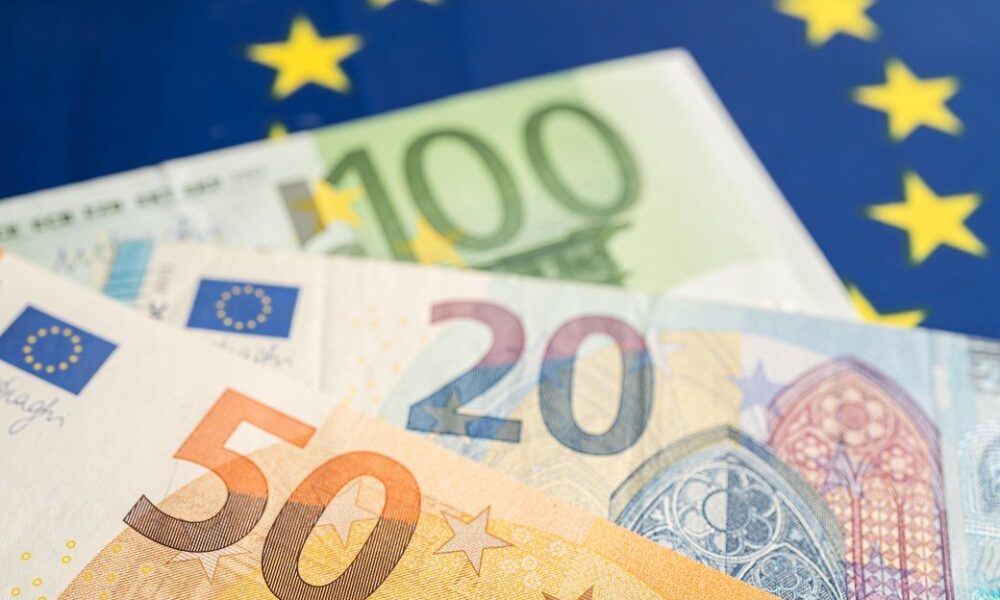 Euro area current account surplus rises to .9 bn in June