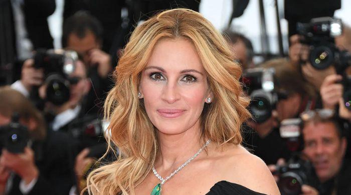 Julia Roberts blames humanity for failing at conversation