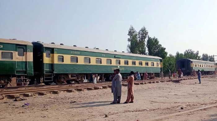 One dead, several injured as passenger train derails near Lodhran station One dead, several injured as passenger train derails near Lodhran station