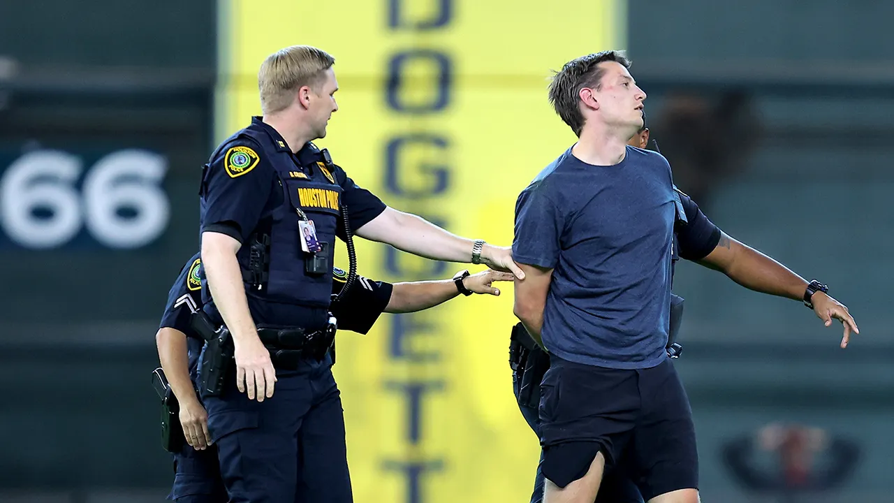 Security tackles baseball fan after he ran onto field, interrupting Astros-Orioles game Security tackles baseball fan after he ran onto field, interrupting Astros-Orioles game