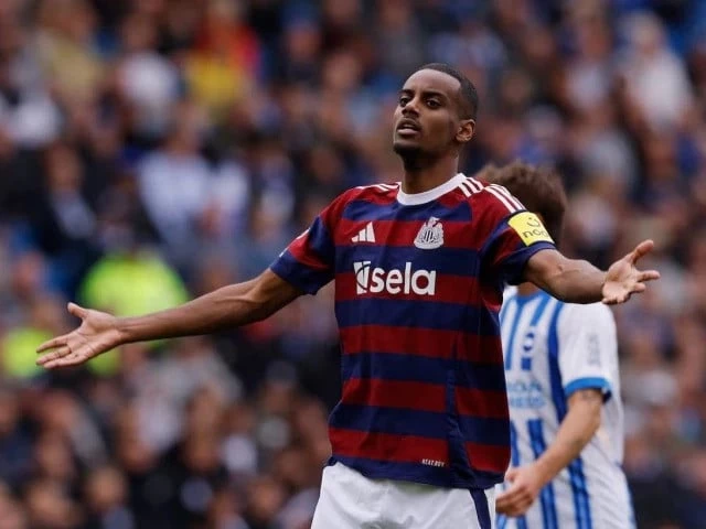 Shearer accuses Isak of pouring ‘flames on fire’ of Newcastle row | The Express Tribune