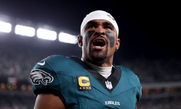 Dallas, Philly trade first half TDs; Eagles DT Jalen Carter ejected pre-snap