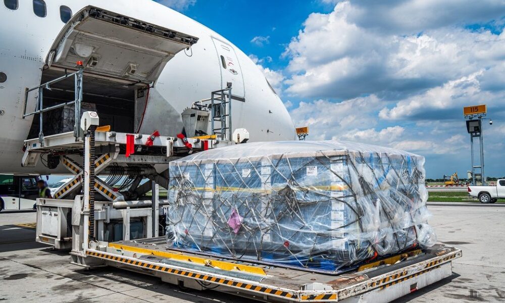 Global air freight grows in Aug, yet pricing pressures deepen