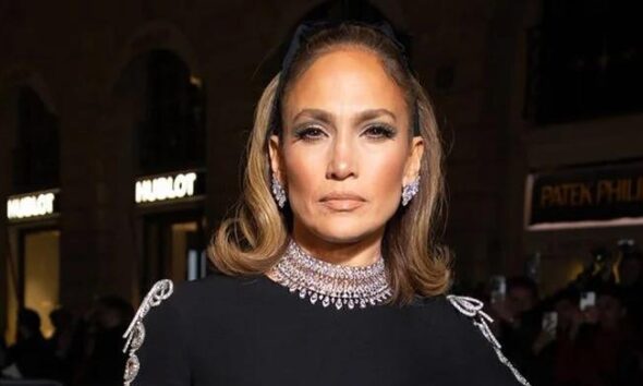 Jennifer Lopez talks about putting on 50-pound dress in ‘Kiss of the Spider Woman’