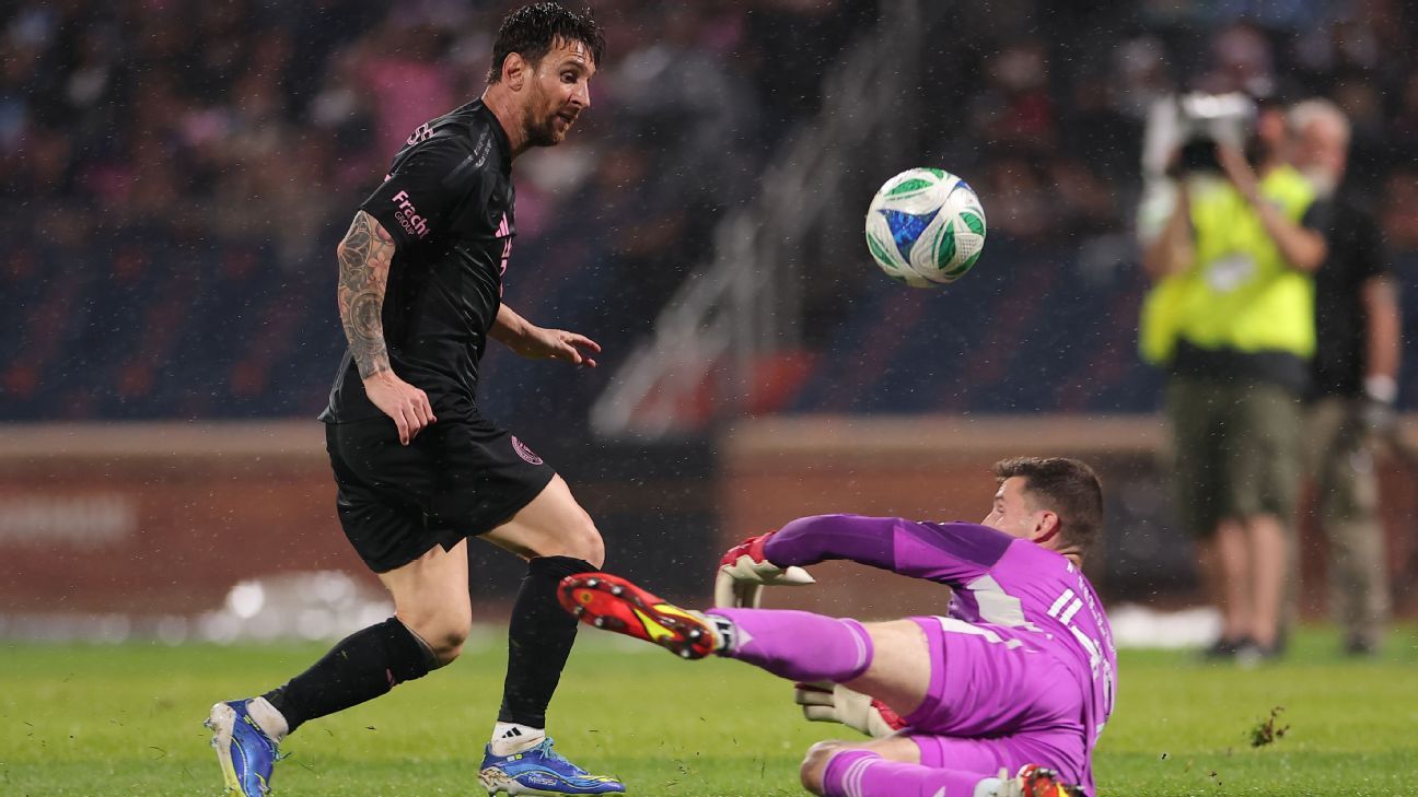 Messi scores twice, Miami clinches playoff berth