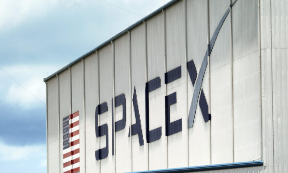 Musk’s SpaceX spends  billion to acquire spectrum licenses from EchoStar