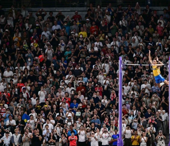 Sensational Duplantis soars to new pole vault world record  | The Express Tribune