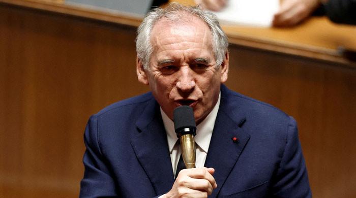 French parliament votes to oust prime minister, deepening political crisis
