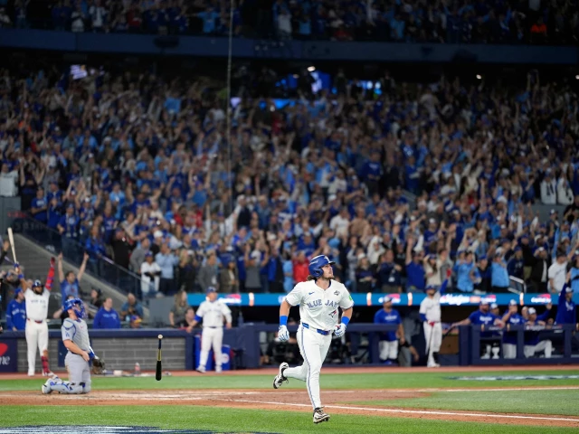 Blue Jays thrash Dodgers 11-4 to win World Series opener | The Express Tribune Blue Jays thrash Dodgers 11-4 to win World Series opener | The Express Tribune