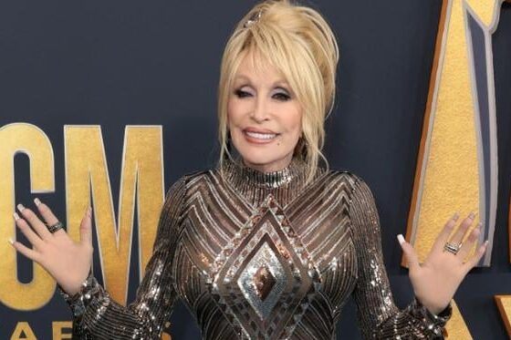 Dolly Parton says “I’m not dying” after sister asks for prayers