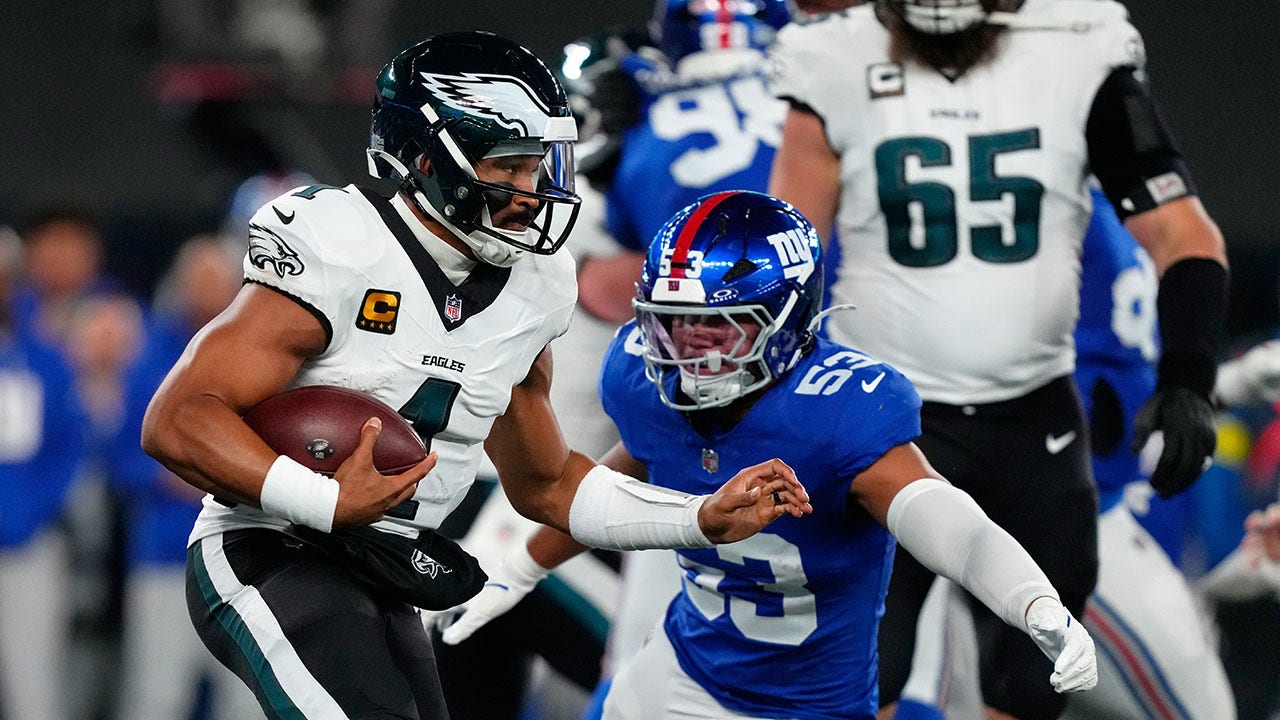 Eagles get blown out by Giants after running tush push play 4 straight times, inciting backlash Eagles get blown out by Giants after running tush push play 4 straight times, inciting backlash