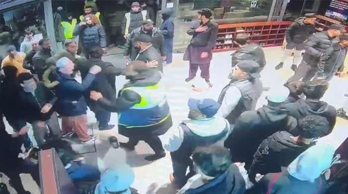 Fight breaks out at one of UK’s biggest mosques Fight breaks out at one of UK’s biggest mosques