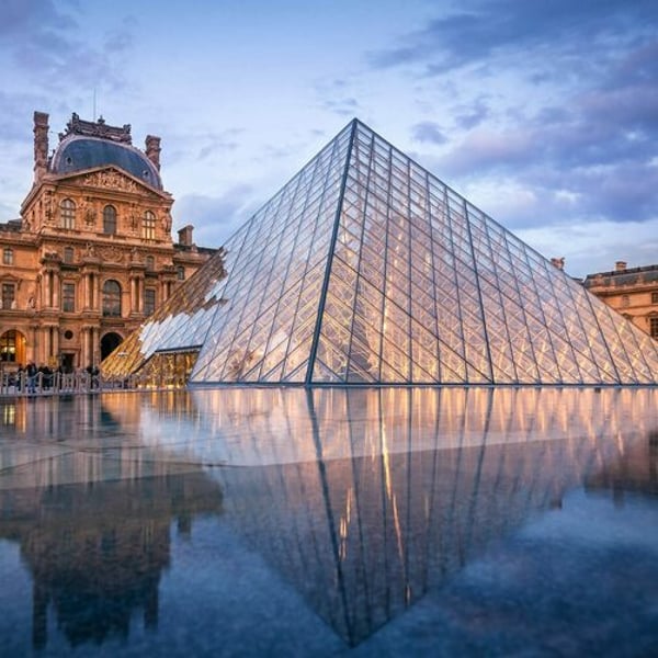 French police hunt Louvre jewellery thieves French police hunt Louvre jewellery thieves