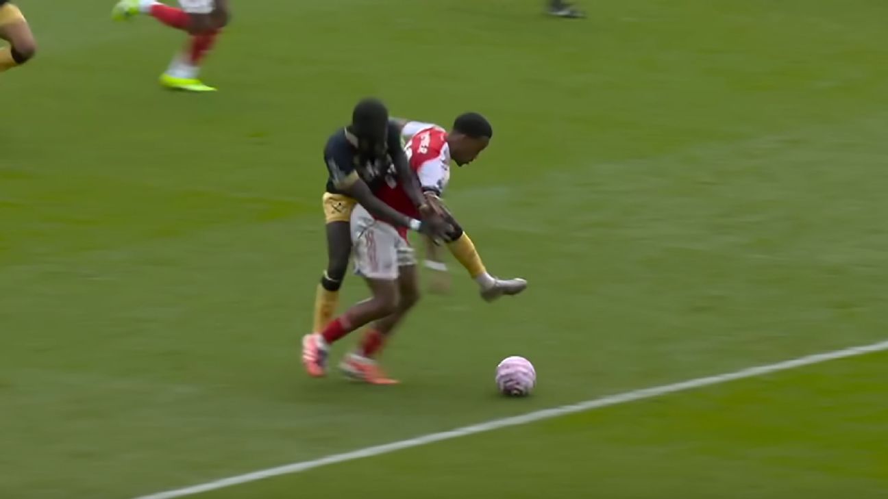 Should Arsenal’s penalty have been overturned? Plus, Man United’s spot-kick escape