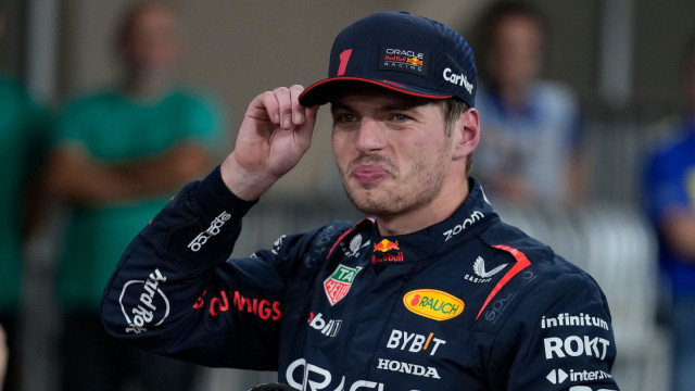 Verstappen takes pole to keep pressure on McLaren duo | The Express Tribune Verstappen takes pole to keep pressure on McLaren duo | The Express Tribune