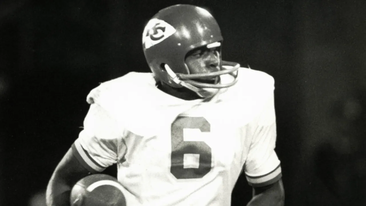 Warren McVea, Super Bowl champion and pioneer football player, dead at 79 Warren McVea, Super Bowl champion and pioneer football player, dead at 79