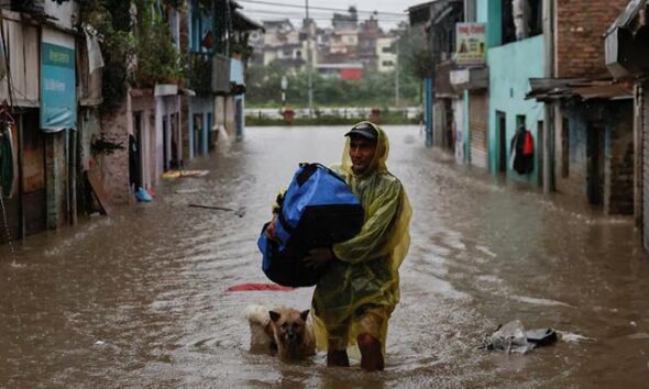 Almost 1,000 trapped on Tibetan side of Mount Everest by blizzard