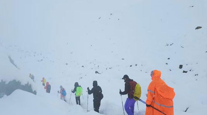Hundreds of trekkers escape from blizzard-struck Everest in Tibet