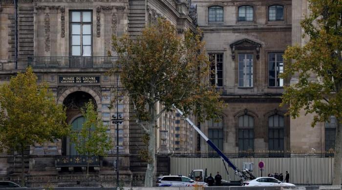 Thieves steal priceless jewels from Paris’ Louvre in brazen daylight heist Thieves steal priceless jewels from Paris’ Louvre in brazen daylight heist