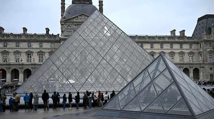 Louvre reopens for first time after jewel heist Louvre reopens for first time after jewel heist