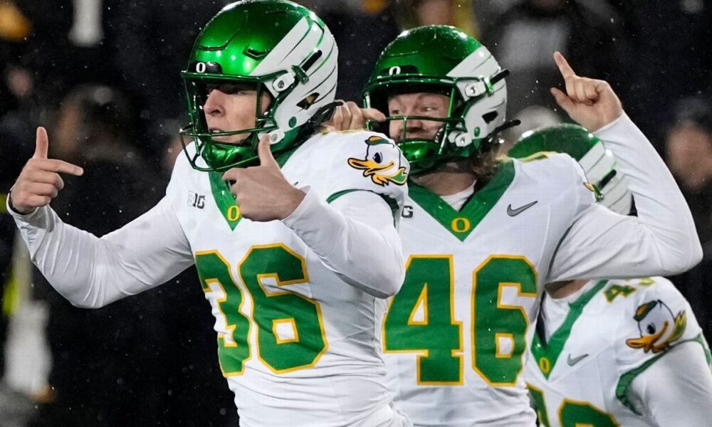 Ducks ignore ‘outside noise,’ improve CFP hopes