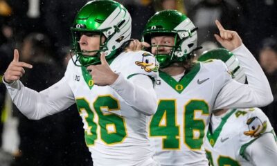 Ducks ignore ‘outside noise,’ improve CFP hopes