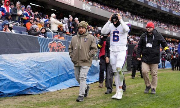 Giants’ Dart suffers concussion in loss to Bears