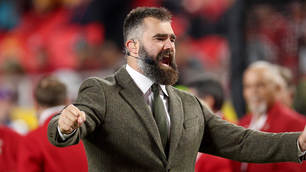 Jason Kelce sends Eagles fans into frenzy, shirtless in belly-bucking competition before Black Friday game