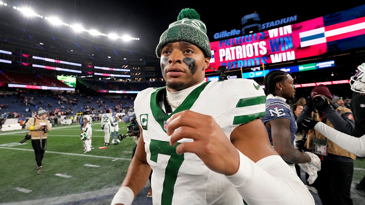 Jets quarterback Justin Fields offers blunt reaction to benching