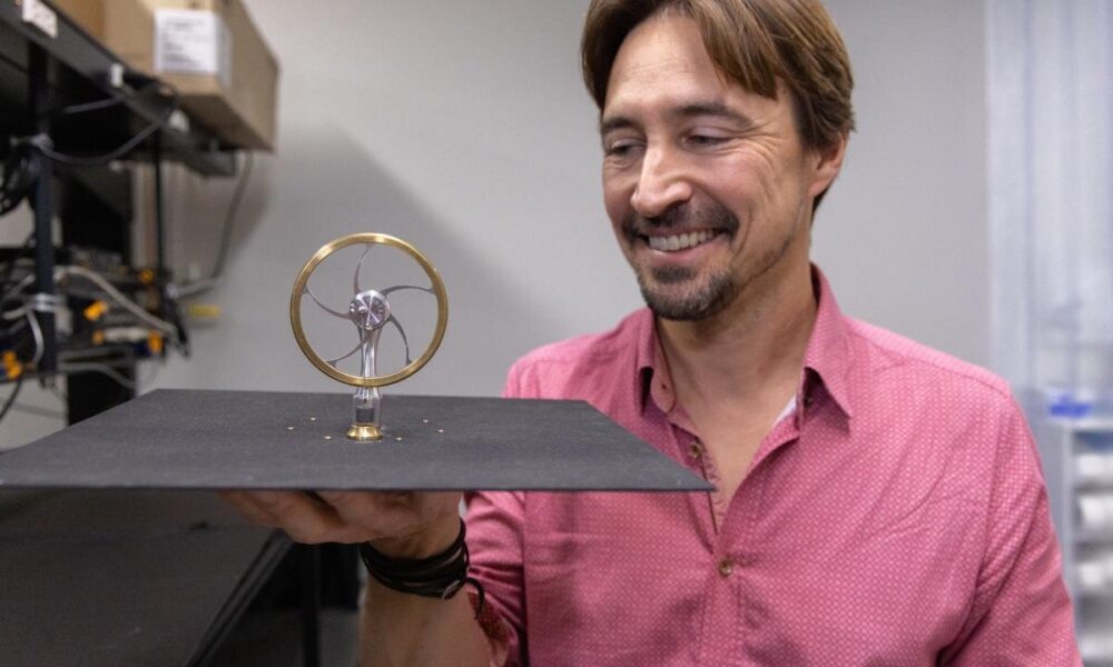 Stirling engine generates mechanical power by linking Earth’s warmth to space