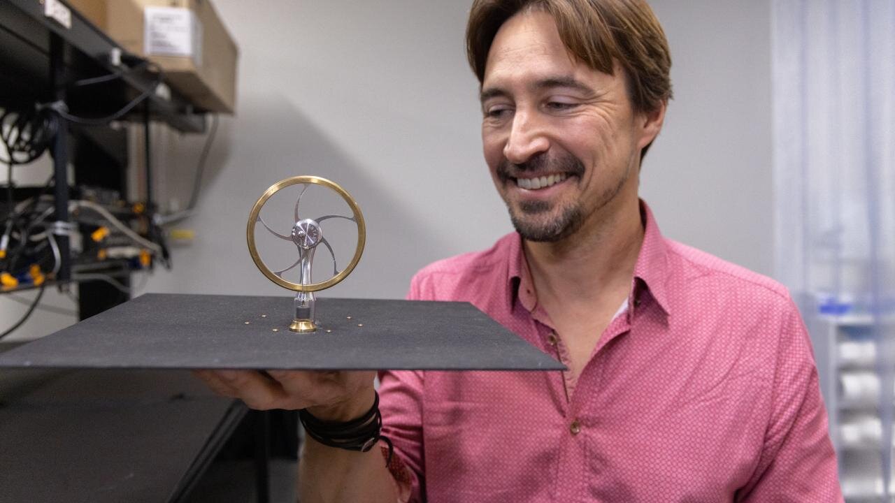 Stirling engine generates mechanical power by linking Earth’s warmth to space