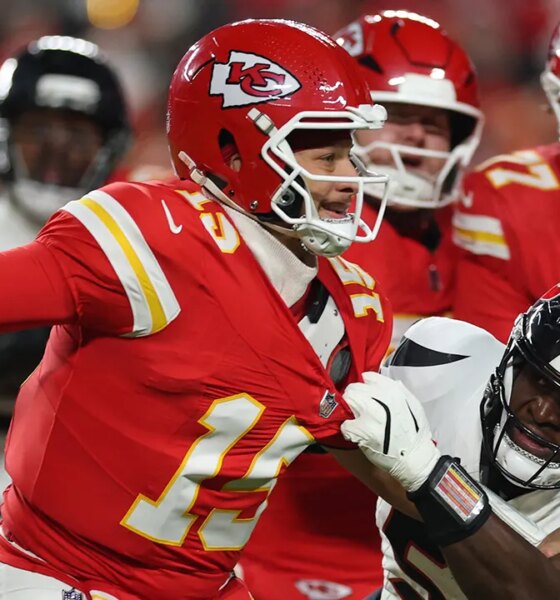 Chiefs’ playoff hopes dwindle as Patrick Mahomes throws three interceptions in loss to Texans