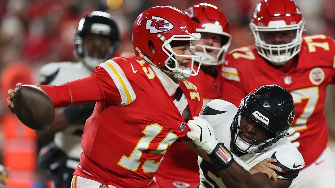 Chiefs’ playoff hopes dwindle as Patrick Mahomes throws three interceptions in loss to Texans