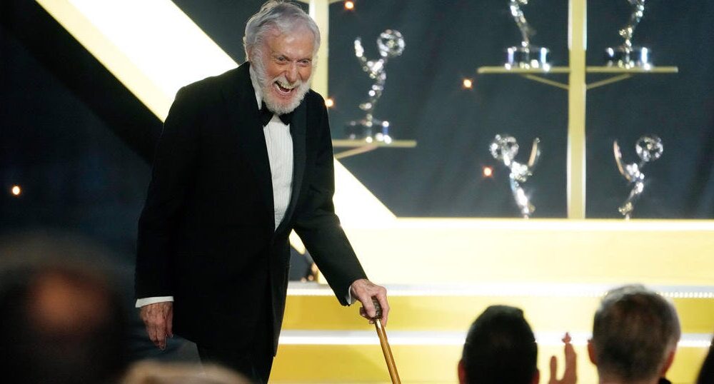 Comedy icon Dick van Dyke celebrates turning 100: “I still try to dance”