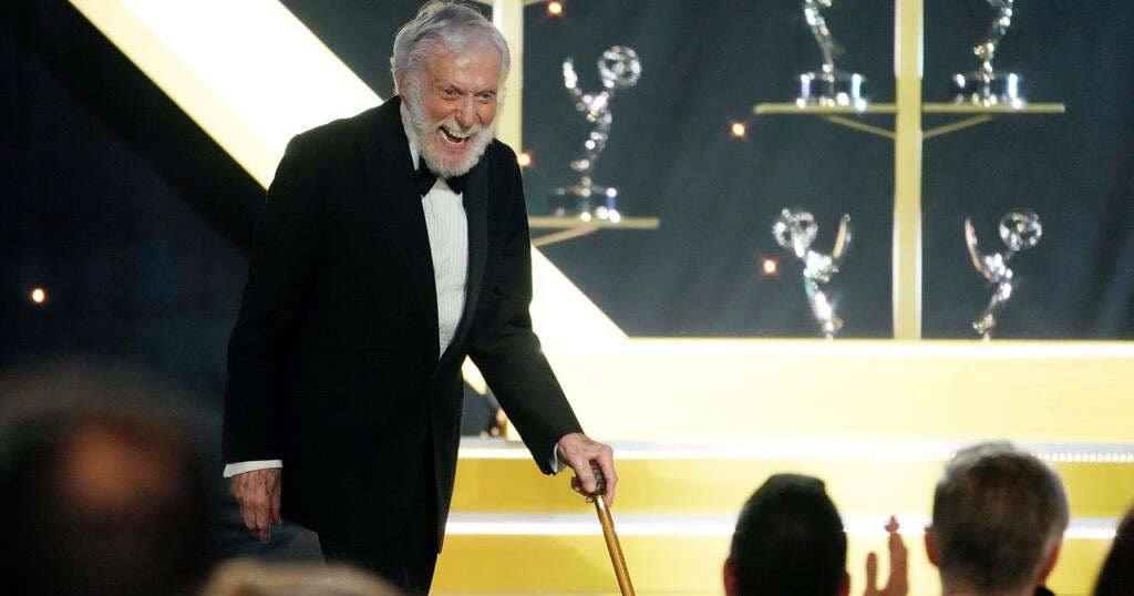 Comedy icon Dick van Dyke celebrates turning 100: “I still try to dance”