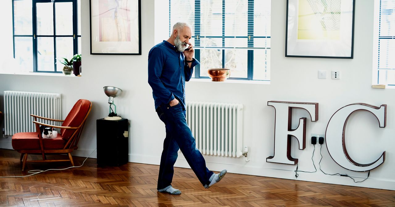 How to Set Up a Smartphone for Loved Ones Who Don’t Get Tech