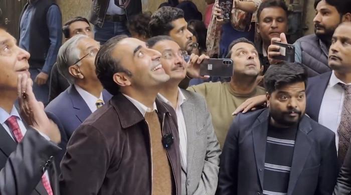 Lahore woman interjects during Bilawal’s presser from rooftop