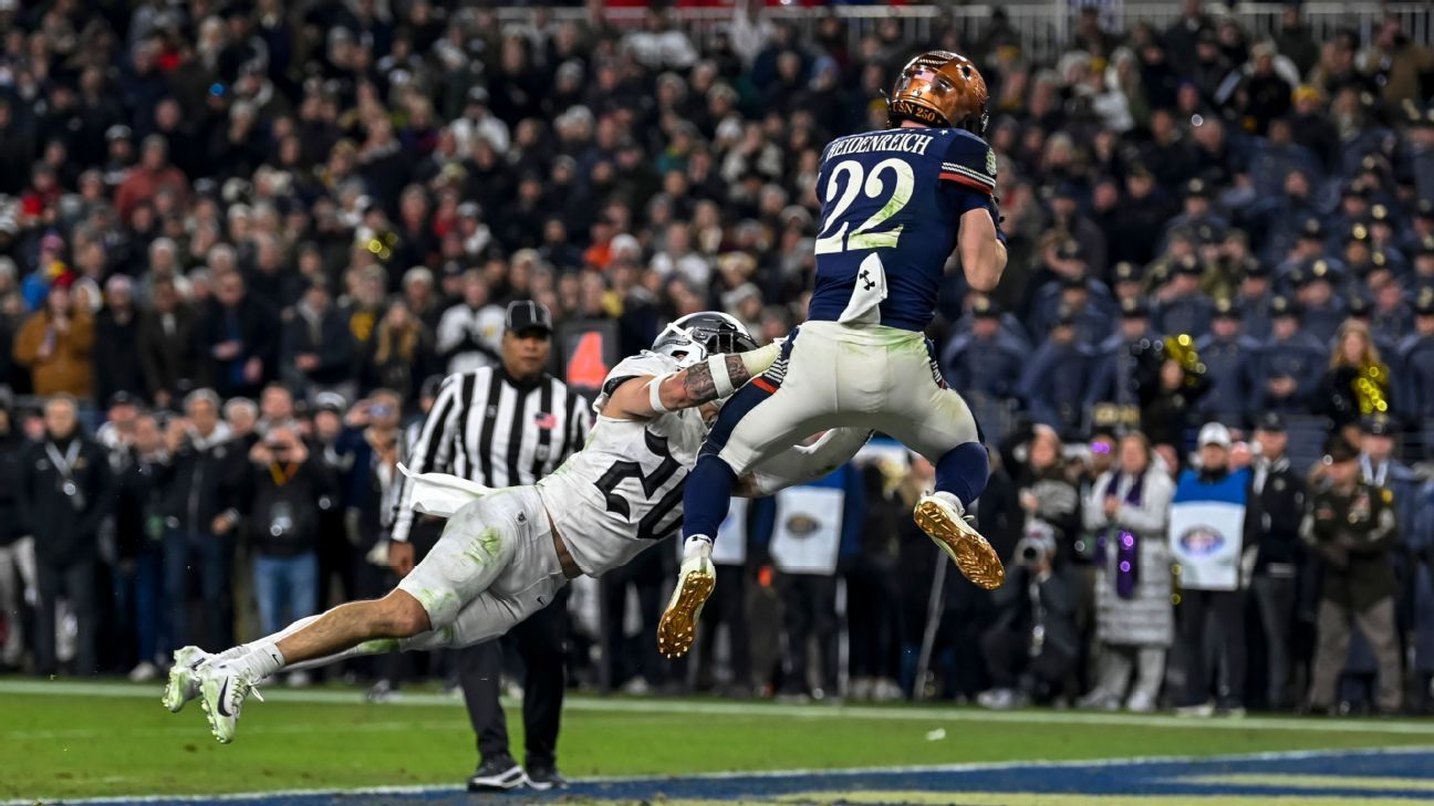 Navy goes for it, beats Army on 4th-and-goal TD