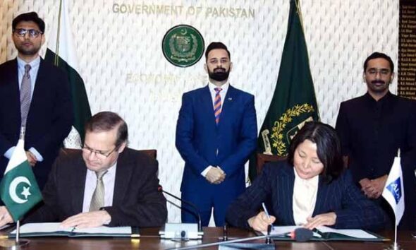 Pakistan, ADB ink two climate resilience initiatives worth over 0m