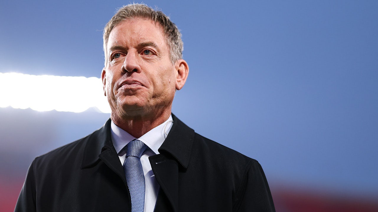 Super Bowl champion Troy Aikman rails against referees over taunting penalty in Dolphins–Steelers game
