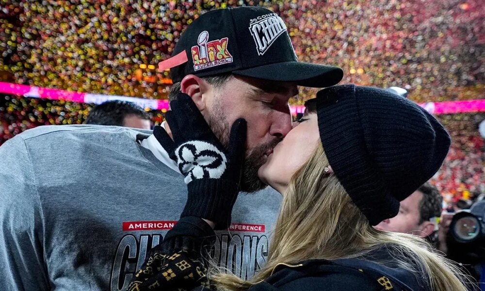 Taylor Swift shows up to support Travis Kelce for possible final home game