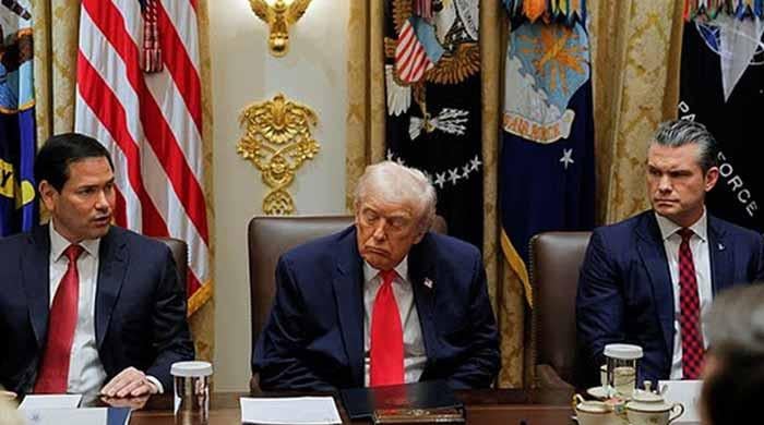 Trump ‘struggles to stay awake’ during cabinet meeting