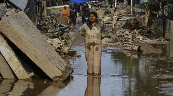Starvation fears as flood toll passes 900 in Indonesia