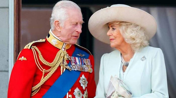 King Charles, Queen Camilla return to Bruckingham Palace with tears