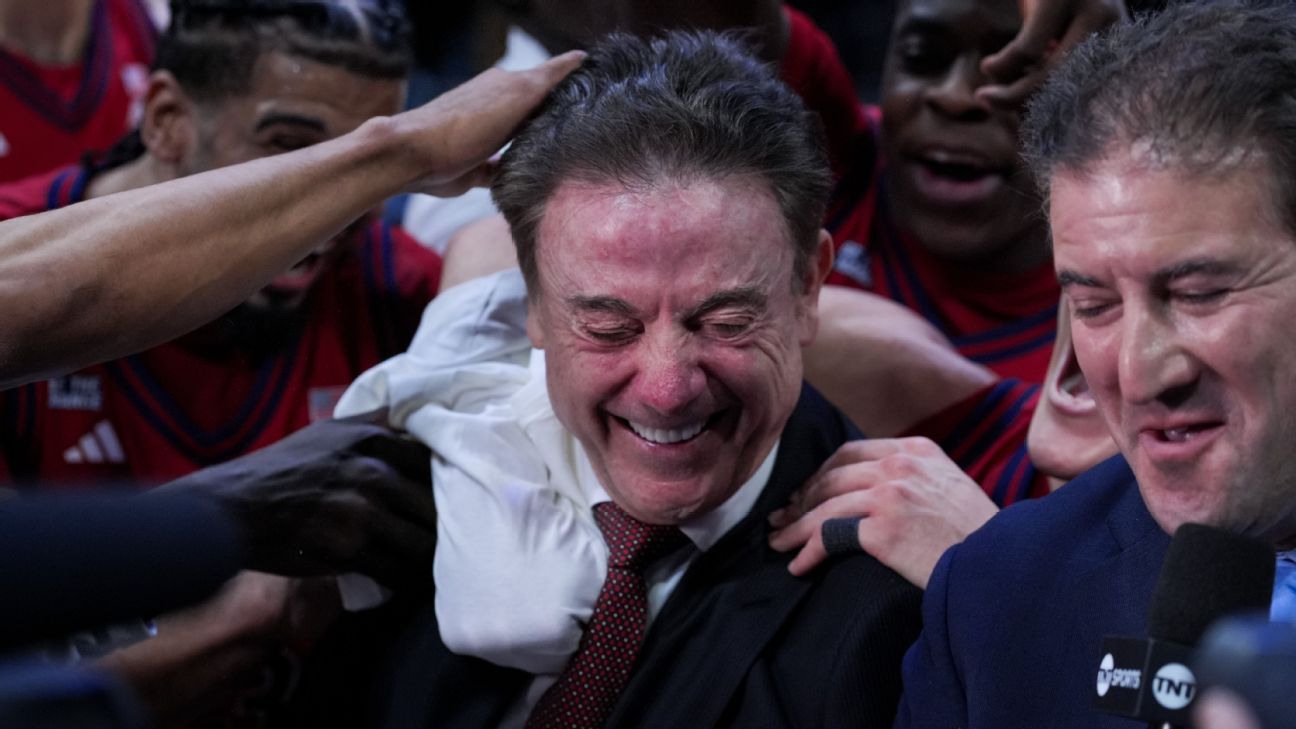 St. John’s rallies to give Rick Pitino 900th on-court win