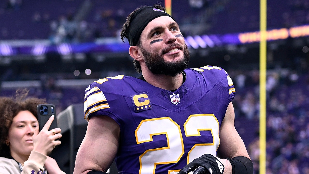 Vikings’ Harrison Smith, CJ Ham get emotional in speech to teammate as retirement decisions loom